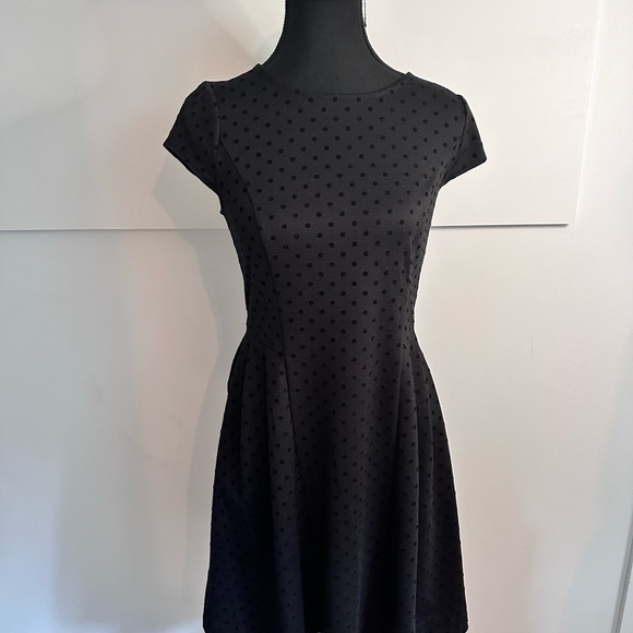 Kensie Black A-line Mini Dress with Cap Sleeves and Crew Neck - Picture 2 of 7